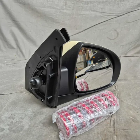 APPROXIMATELY 5 ASSORTED VEHICLE PARTS/ACCESSORIES TO INCLUDE WING MIRROR, SPRING ETC 