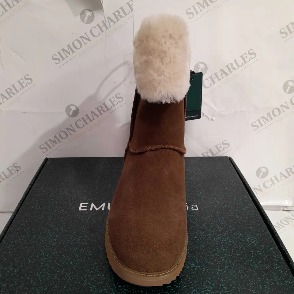 BOXED PAIR OF EMU AUSTRALIA BIRDWOOD BOOTS, OAK - SIZE 6