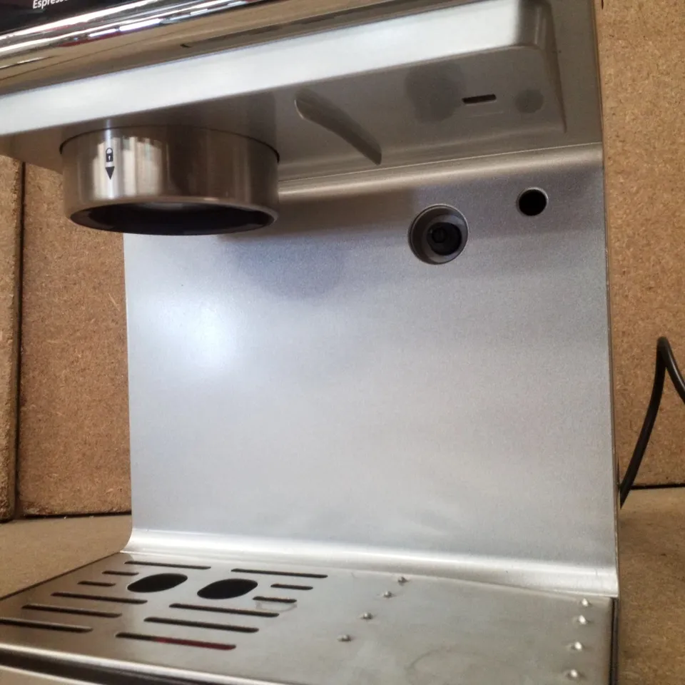 BOXED SWAN MASTER DIGITAL ONE-TOUCH ESPRESSO MACHINE WITH AUTOMATIC MILK FROTHER