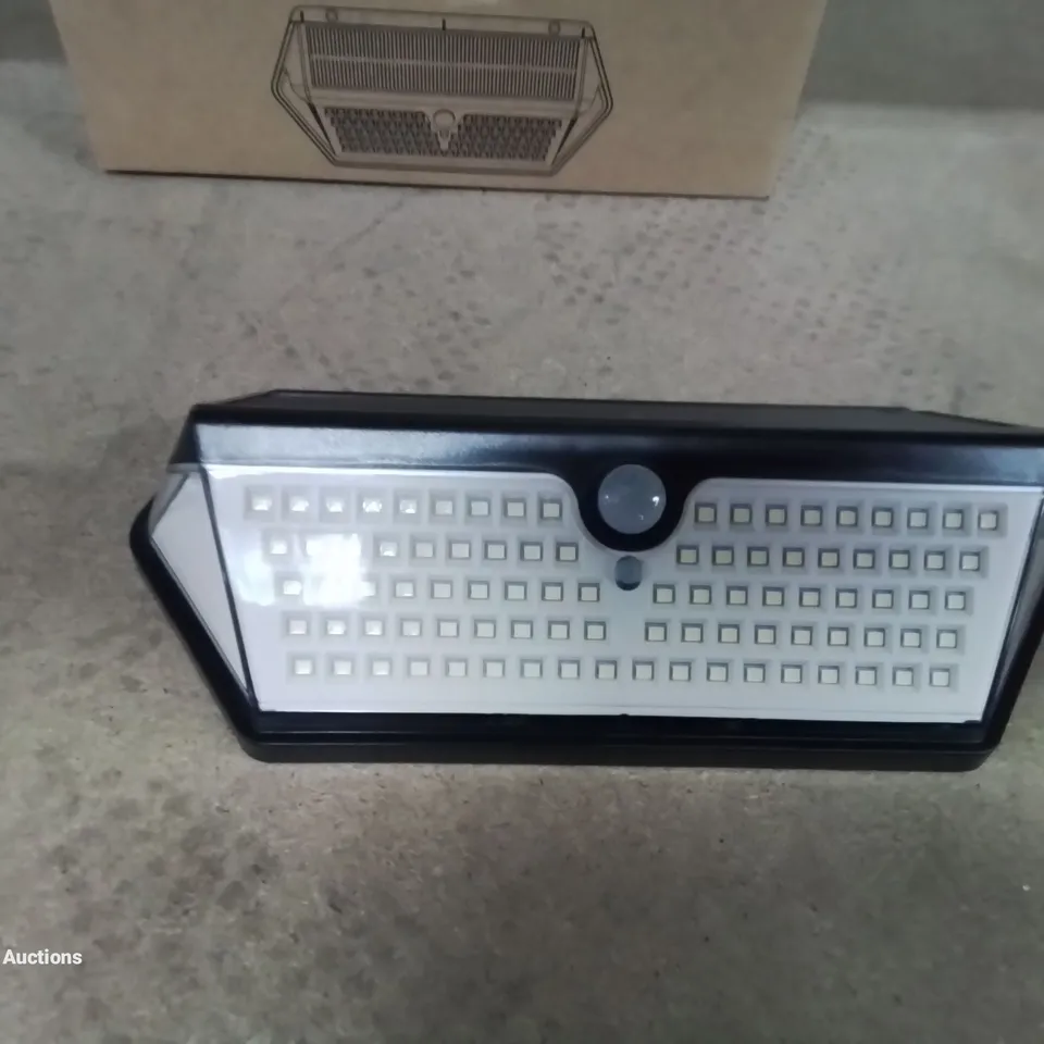 BOXED SOLAR POWERED MOTION SENSOR LIGHT WITH 3 SIDE ILLUMINATION 
