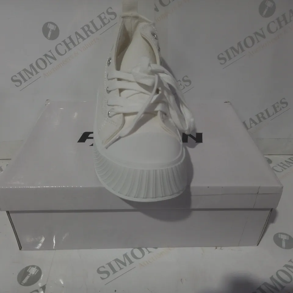 BOXED PAIR OF FASHION PLATFORM CANVAS SHOES IN OFF-WHITE EU SIZE 35