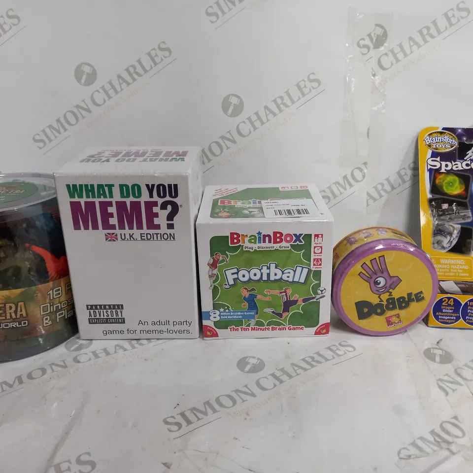 BOX OF APPROX 30 ASSORTED TOYS TO INCLUDE - WHAT DO YOU MEME - BRAINBOX FOOTBALL - BRAINSTORM SPACE TORCH ETC - COLLECTION ONLY