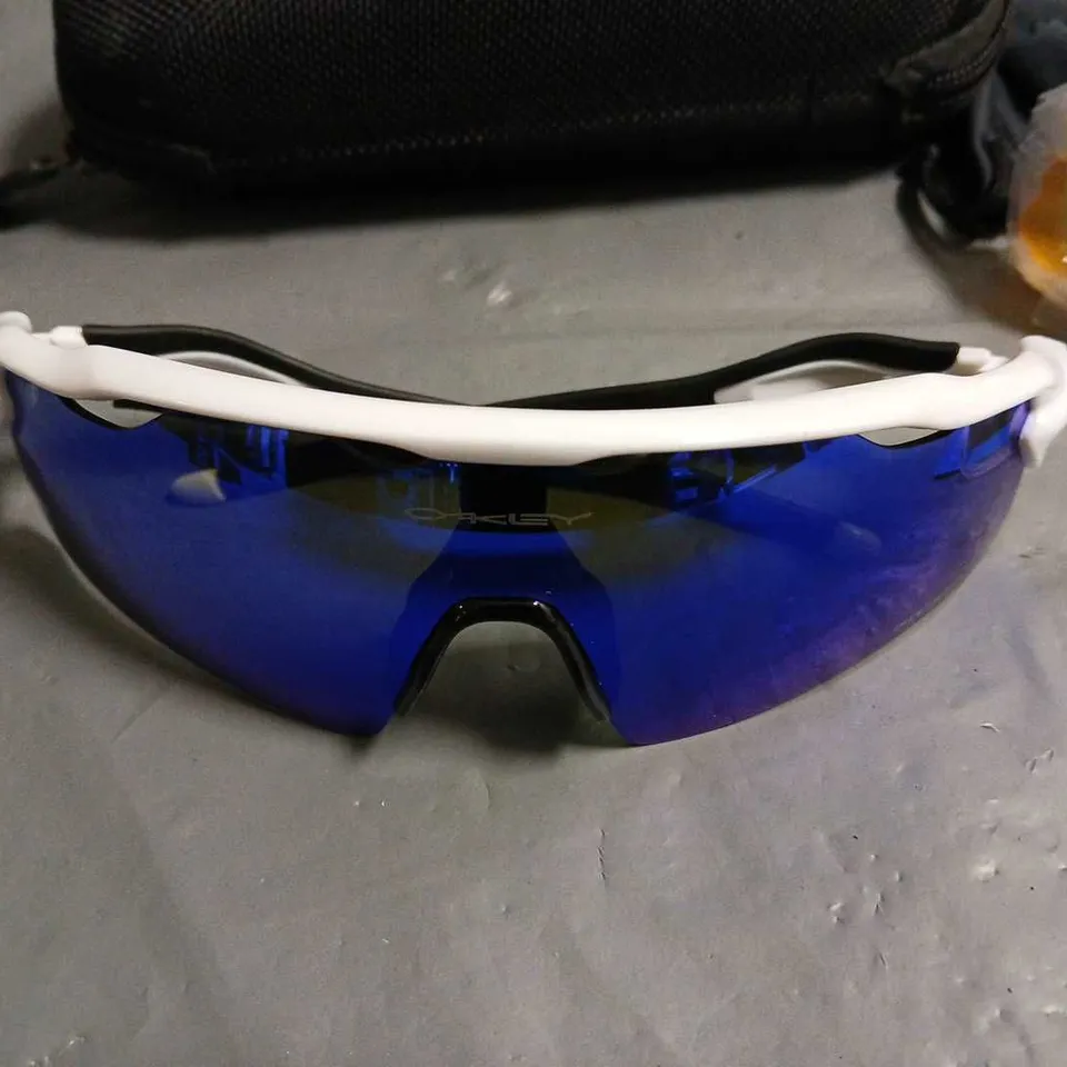 PAIR OF OAKLEY WHITE SPORTS STYLE GLASSES IN CASE