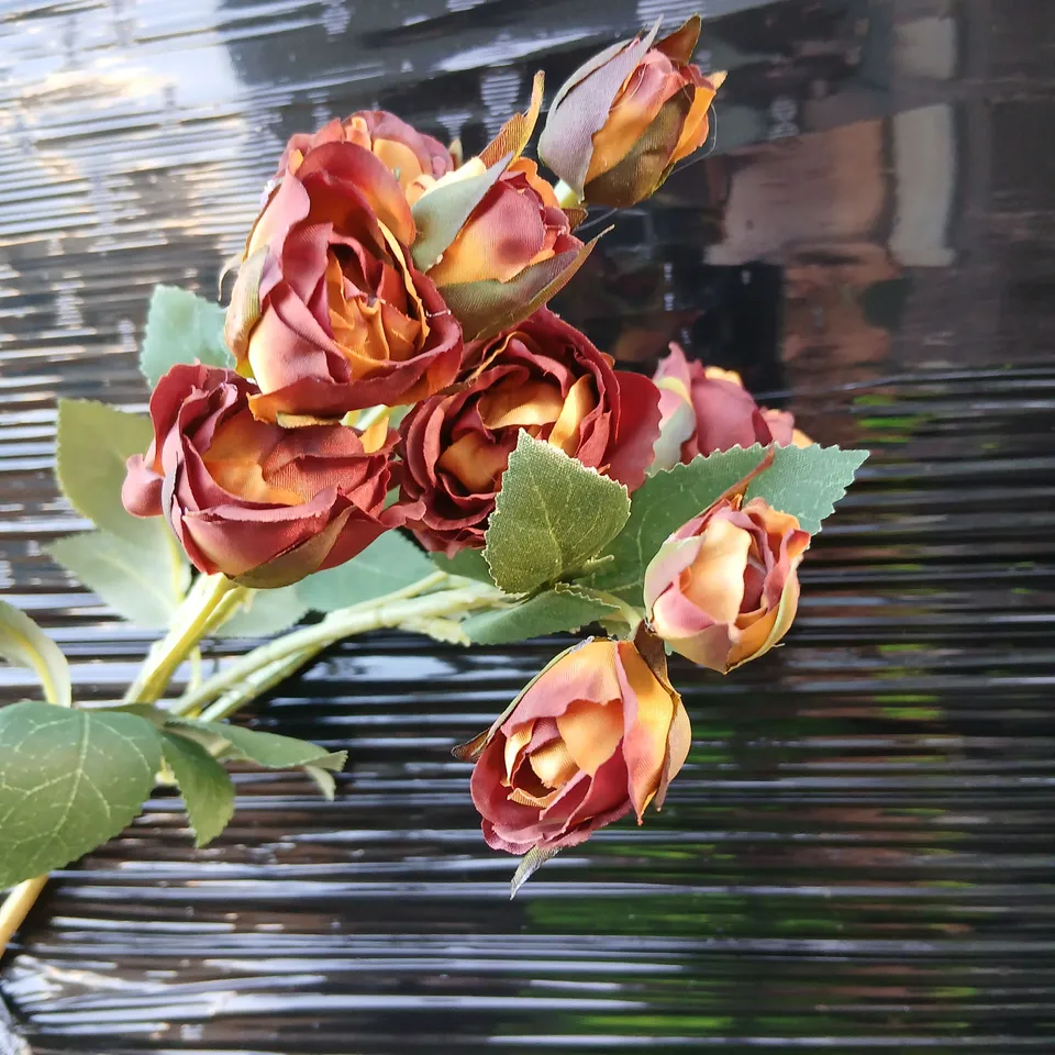 APPROXIMATELY 12 BRAND NEW GISELA GRAHAM LONDON ARTIFICIAL ROSE STEM BOUQUET