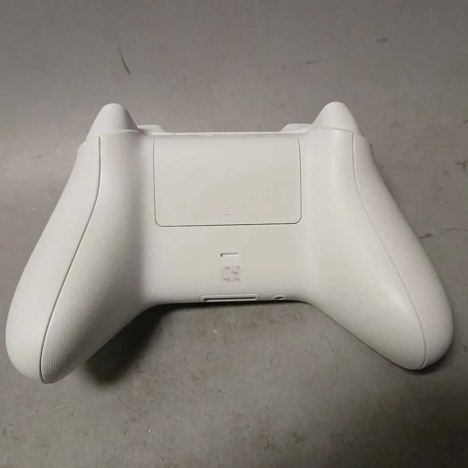 XBOX X CONTROLLER IN WHITE