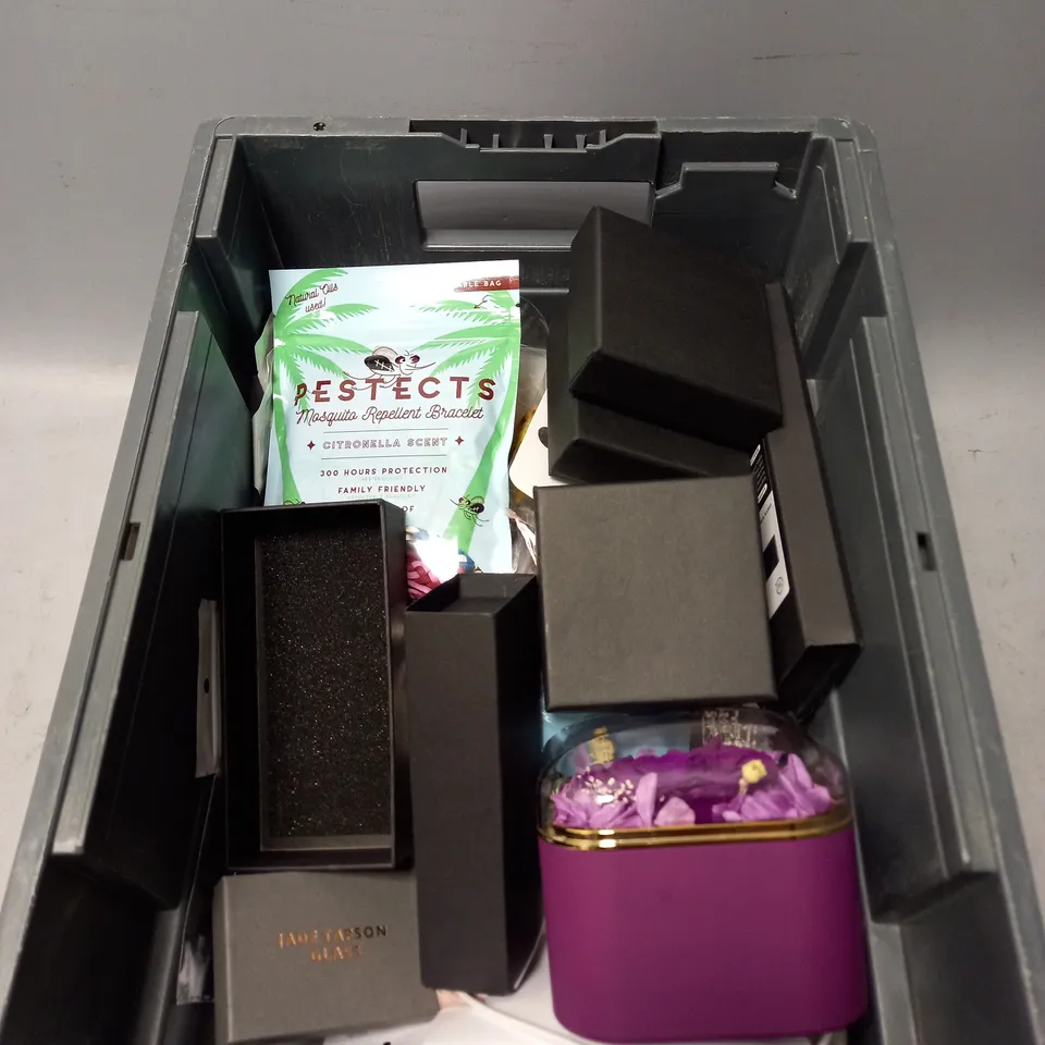 APPROXIMATELY 30 ASSORTED JEWELLERY PRODUCTS TO INCLUDE RINGS , WATCHES , NECKLACES , ETC  