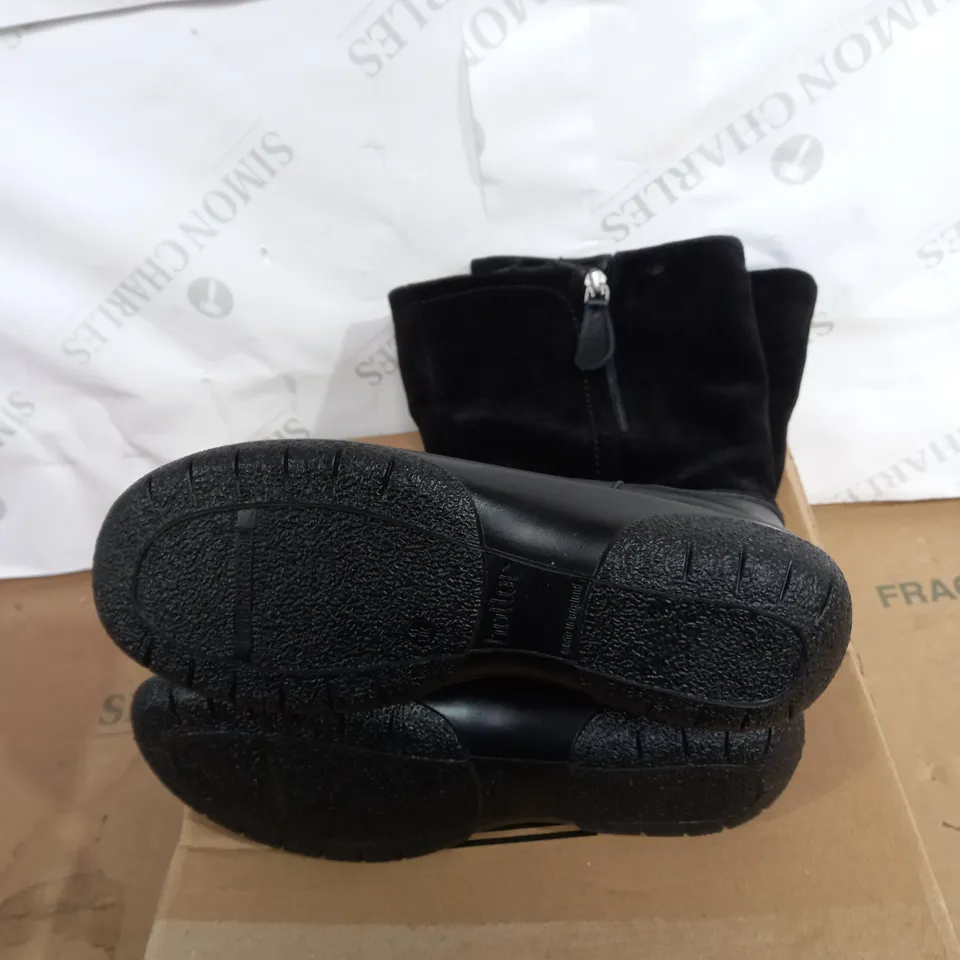 CUSHION-WALK E-CURVY BOOTS SIZE 7