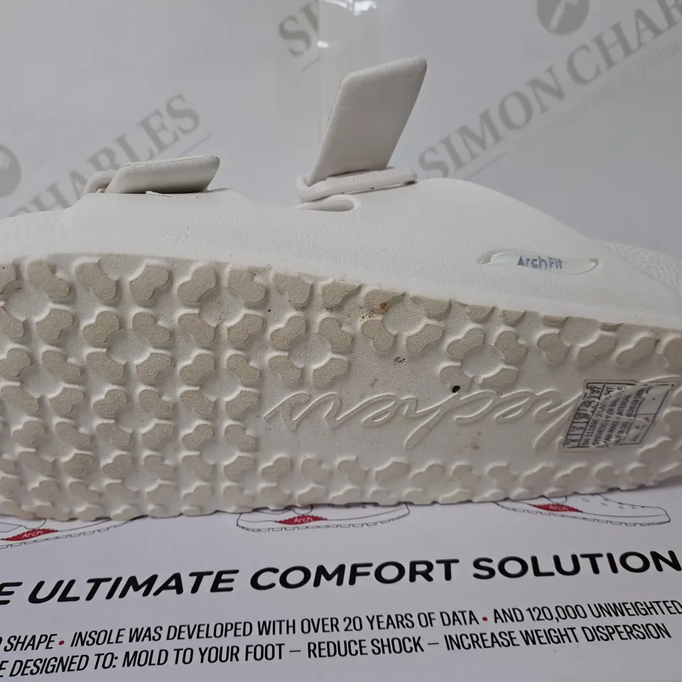 BOXED PAIR OF SKECHERS ARCH FIT FOAMIES SLIDE SANDALS IN WHITE SIZE 5