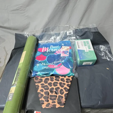 APPROXIMATELY 20 ASSORTED HOUSEHOLD ITEMS TO INCLUDE SUCTION HOOK, WALLPAPERS, MERMAID BLANKET, ANIMAL PRINT TABLET COVER ETC