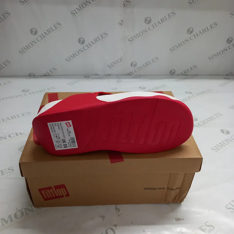 BOXED FIT FLOP WALKSTAR TOE-POST SANDALS IN RED - UK 5