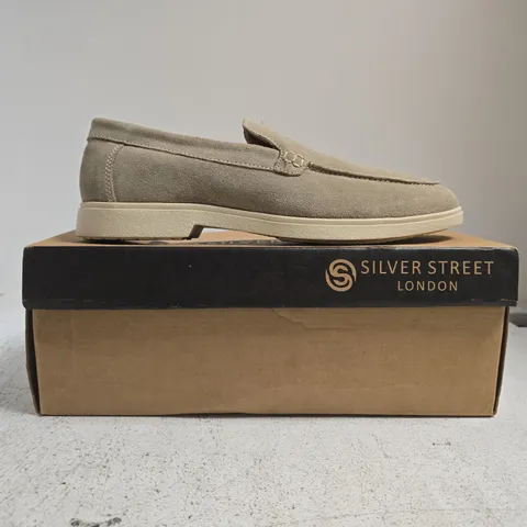 BOXED PAIR OF SILVER STREET MAURO SUEDE LEATHER SPRON LOAFERS IN TAUPE SIZE UK 8
