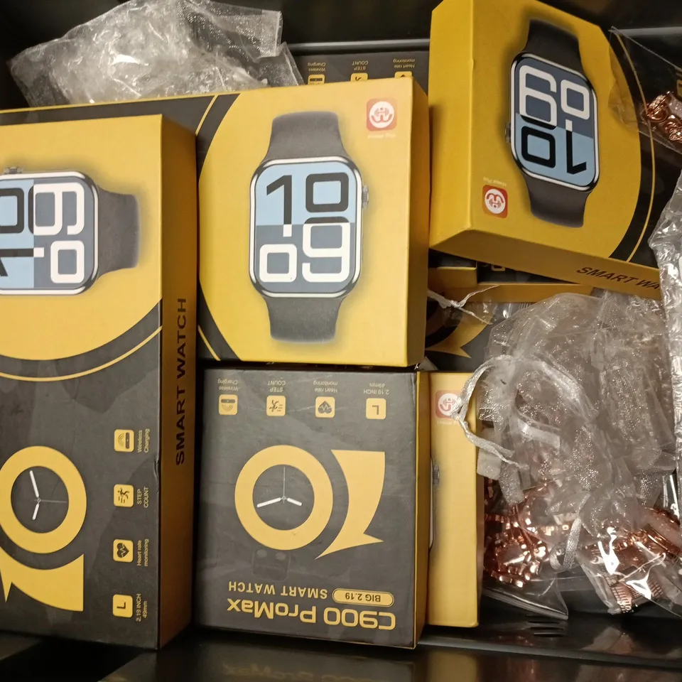 APPROXIMATELY 10 ASSORTED JEWELLERY ITEMS TO INCLUDE C900 PRO MAX SMART WATCHES, LIGE WATCH, BRACELETS, ETC