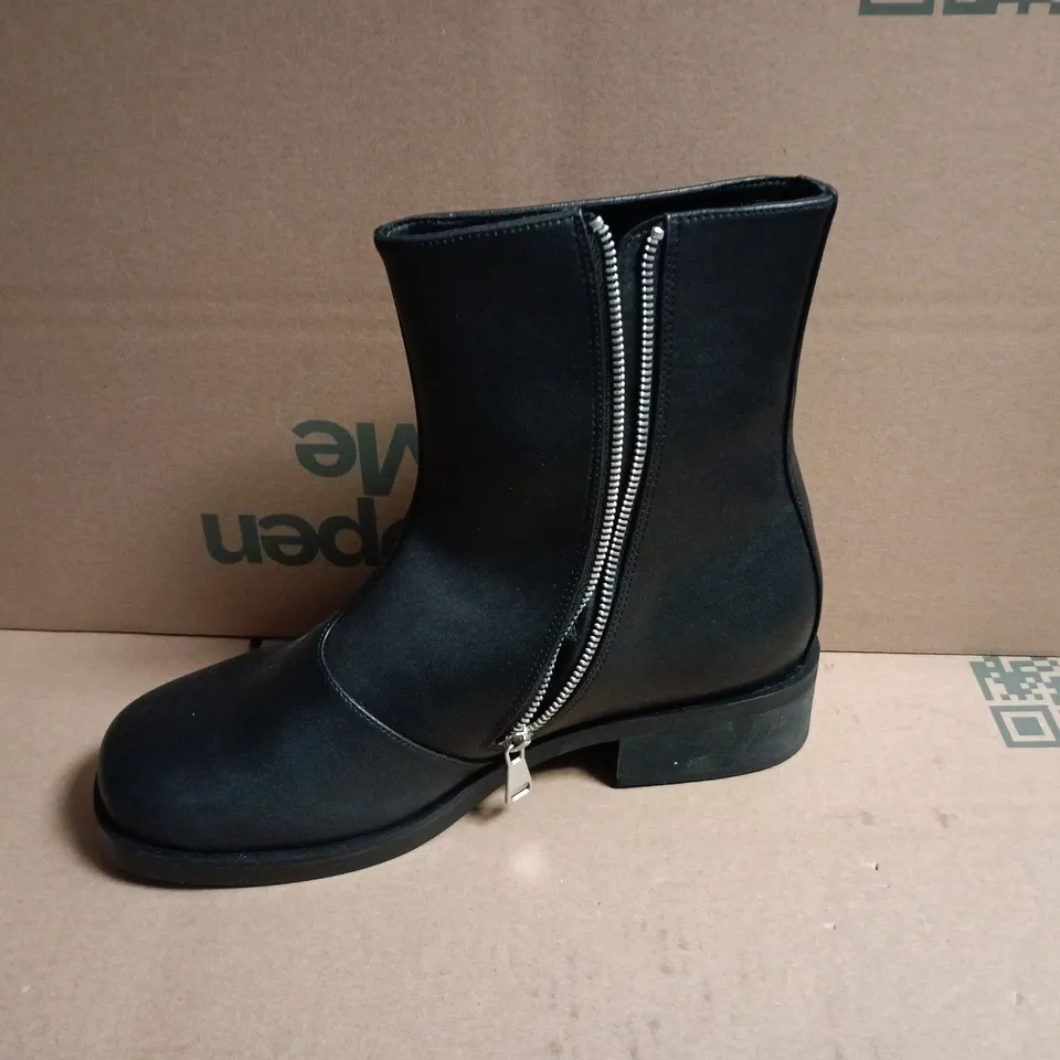 BOXED KOI THE WARDEN MEN'S CLASSIC SMART BOOTS IN BLACK - UK 9