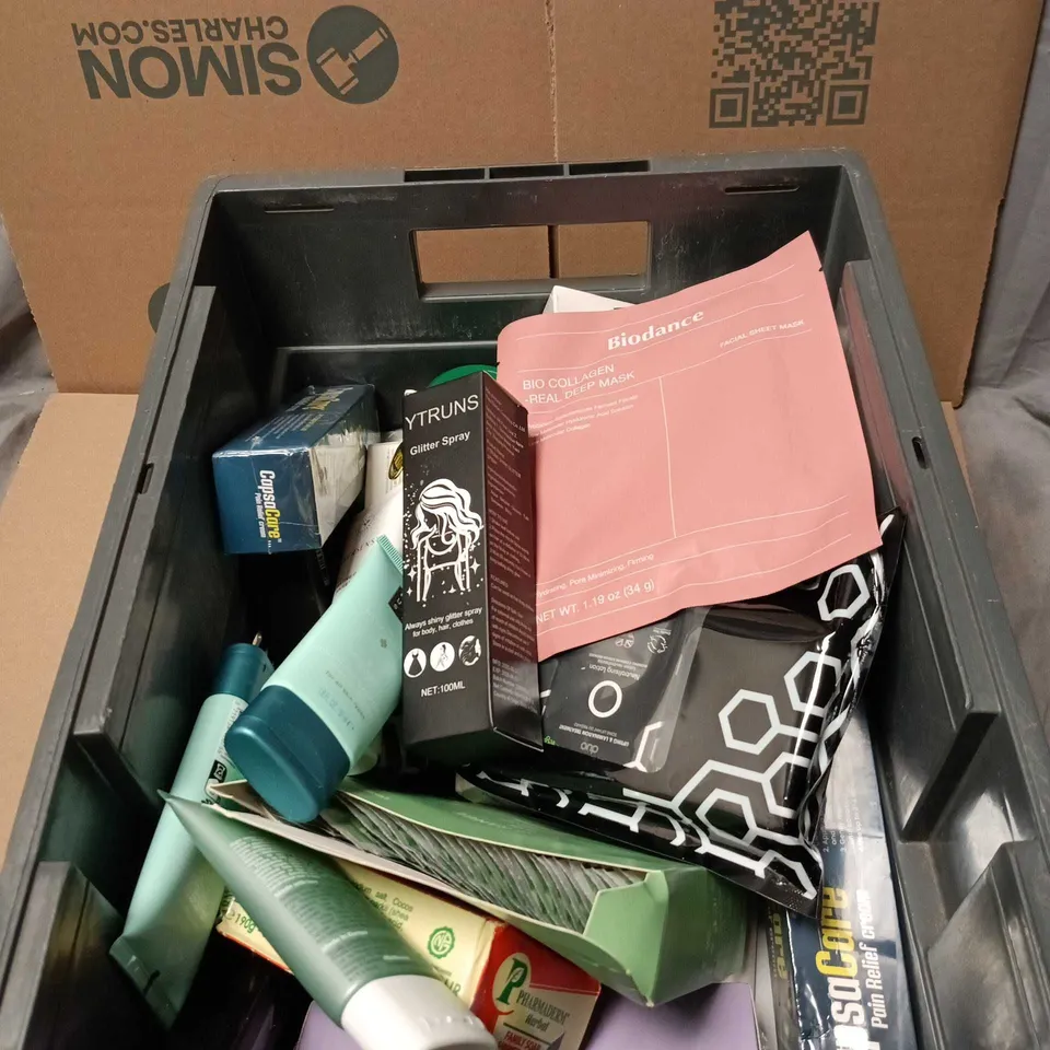 APPROXIMATELY 20 ASSORTED COSMETIC ITEMS TO INCLUDE GLITTER SPRAY, BIODANCE COLLAGEN MASK, RITUALS...HAND LOTION, INNERSENSE HAIRBATH, ROSEMARY OIL ETC