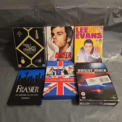 APPROXIMATELY 15 ASSORTED DVDS TO INCLUDE - LEE EVANS 6 DISC BOX SET - KNIGHT RIDER - LITTLE BRITAIN - ETC