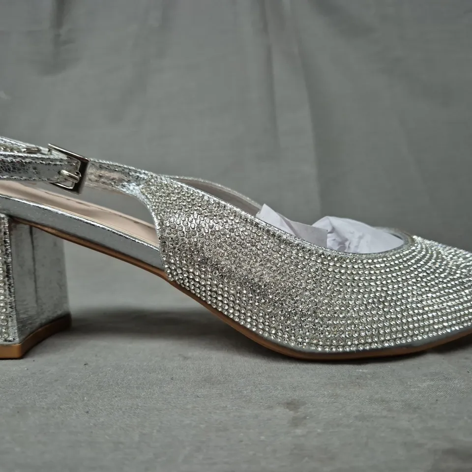 BOXED PAIR OF QUIZ POINTED TOE BLOCK HEEL DIAMANTE EFFECT SHOES EU SIZE 40