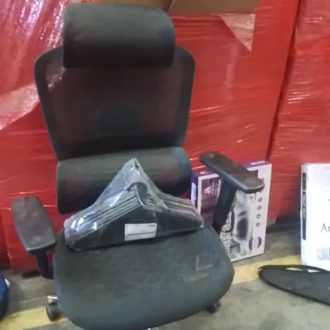 PALLET OF ASSORTED HOUSEHOLD GOODS AND PRODUCTS TO INCLUDE;TOILET SEAT,OFFICE CHAIR,COAT HANGERS 