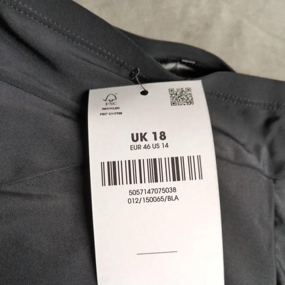 YOURS CLOTHING WOMEN'S SHORTS – UK 18 – BLACK