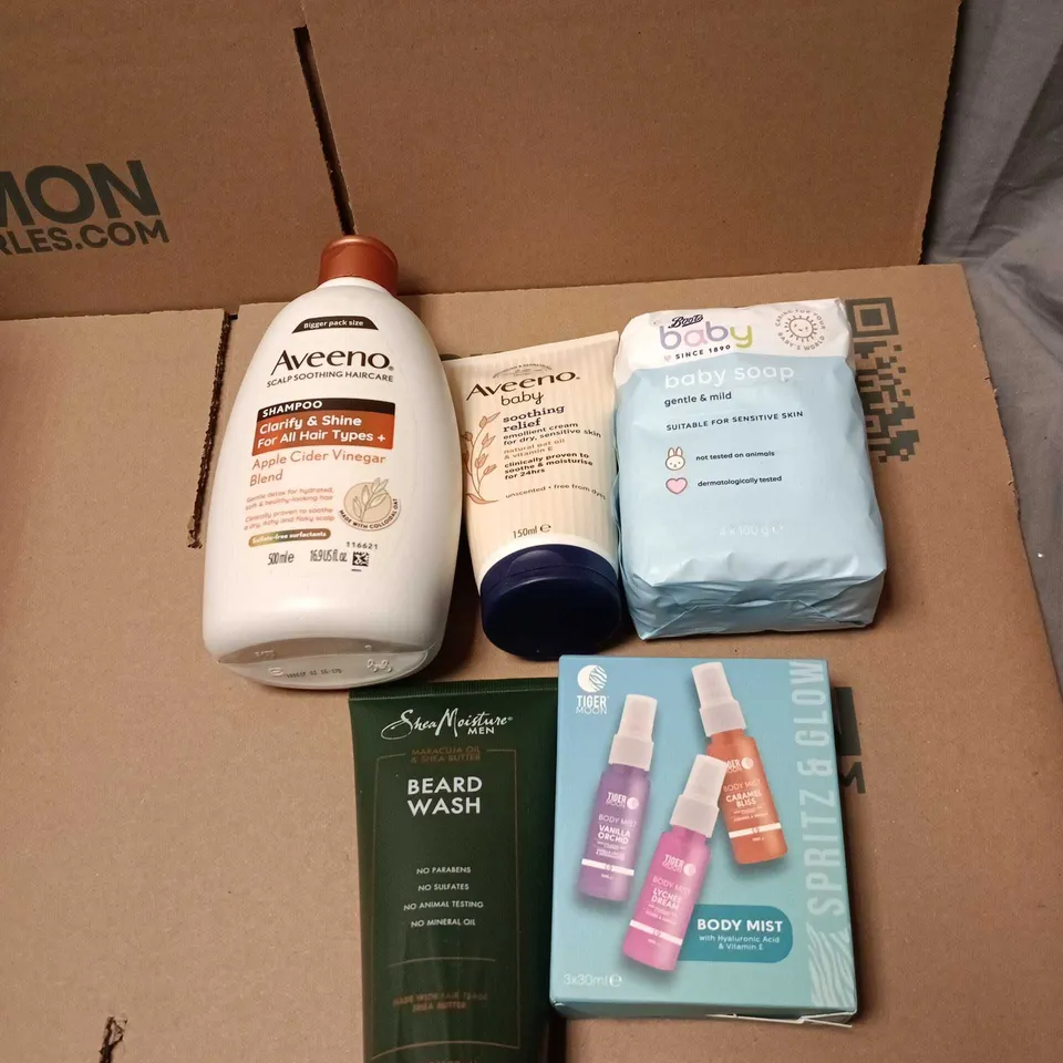 APPROXIMATELY 20 ASSORTED COSMETIC ITEMS TO INCLUDE AVEENO, AVEENO BABY, BOOTS BABY SOAP, BEARD WASH, TIGER MOON BODY MIST GIFT SET ETC