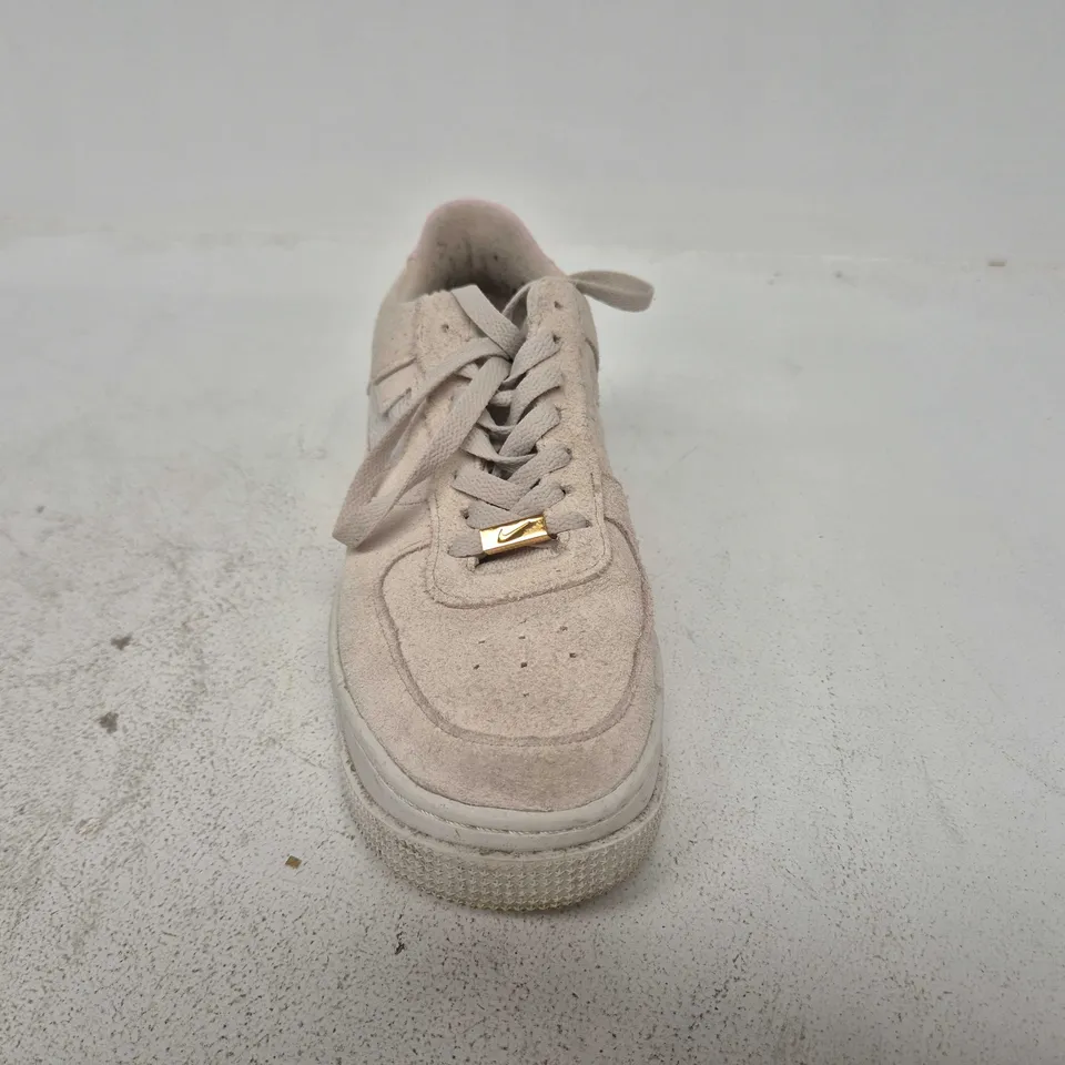 UNBOXED PAIR OF NIKE AIR FORCE 1 TRAINERS IN BEIGE/PINK - UK 6