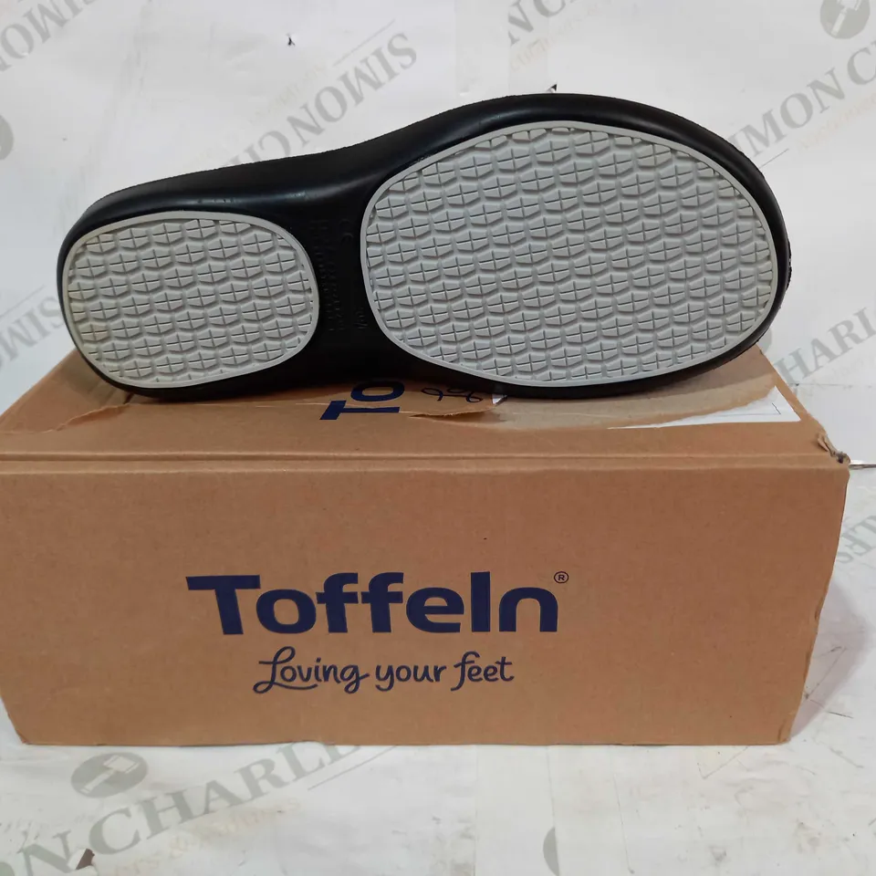 BOXED PAIR OF TOFFELN SLIP ON SHOES IN BLACK UK SIZE 6