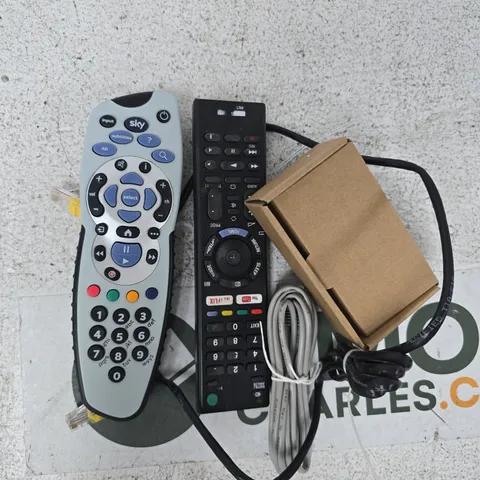 APPROXIMATELY 8 ASSORTED HOUSEHOLD ELECTRICAL ITEMS TO INCLUDE REMOTES AND VARIOUS CABLES, ETC