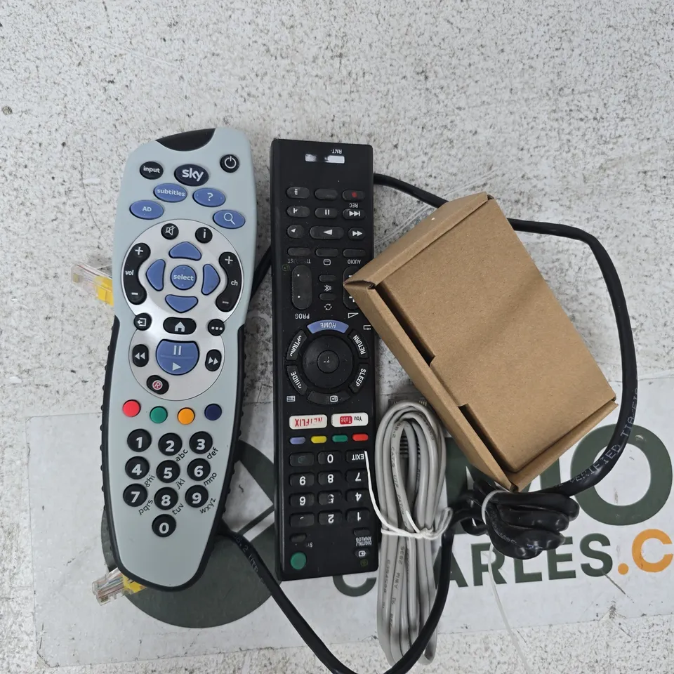 APPROXIMATELY 8 ASSORTED HOUSEHOLD ELECTRICAL ITEMS TO INCLUDE REMOTES AND VARIOUS CABLES, ETC