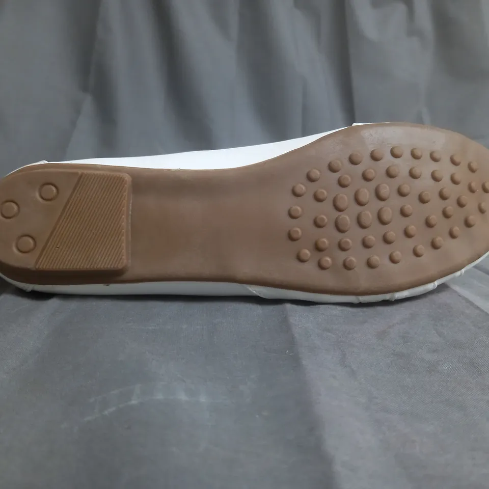 BOX OF APPROXIMATELY 5 PAIRS OF SHOES IN VARIOUS SIZES 4X GUPPY LOVE PAIR 1X DEITIY PAIR