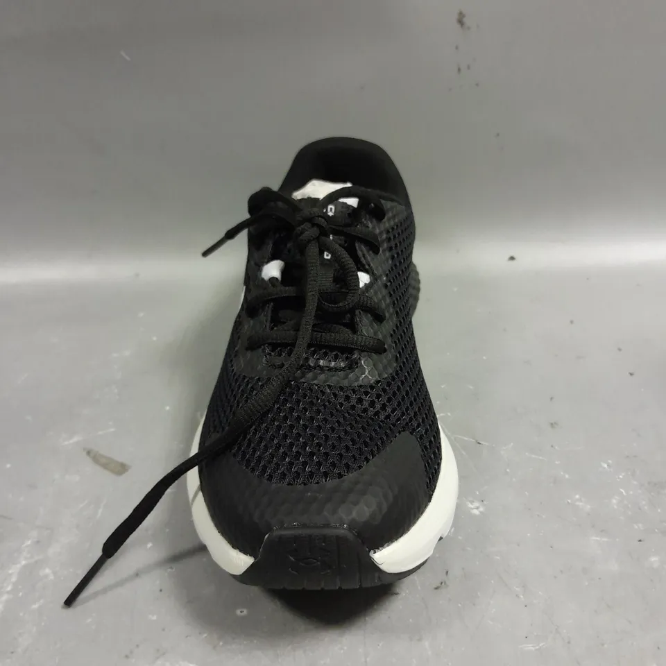 PAIR OF UNDER ARMOUR BLACK TRAINERS - 5.5