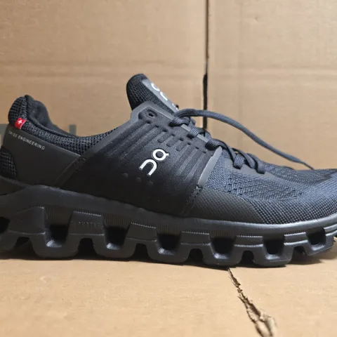 PAIR OF ON CLOUDSWIFT TRAINERS IN BLACK SIZE UK 9