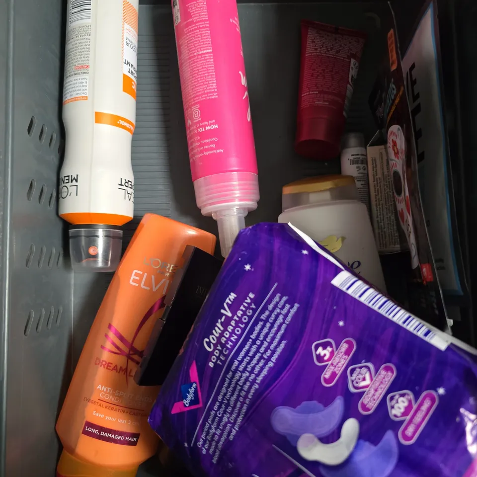 APPROXIMATELY 15 ASSORTED HEALTH & BEAUTY PRODUCTS TO INCLUDE MULTI MASK, ELVIVE SHAMPOO, COLLAGEN EYE MASKS ETC 