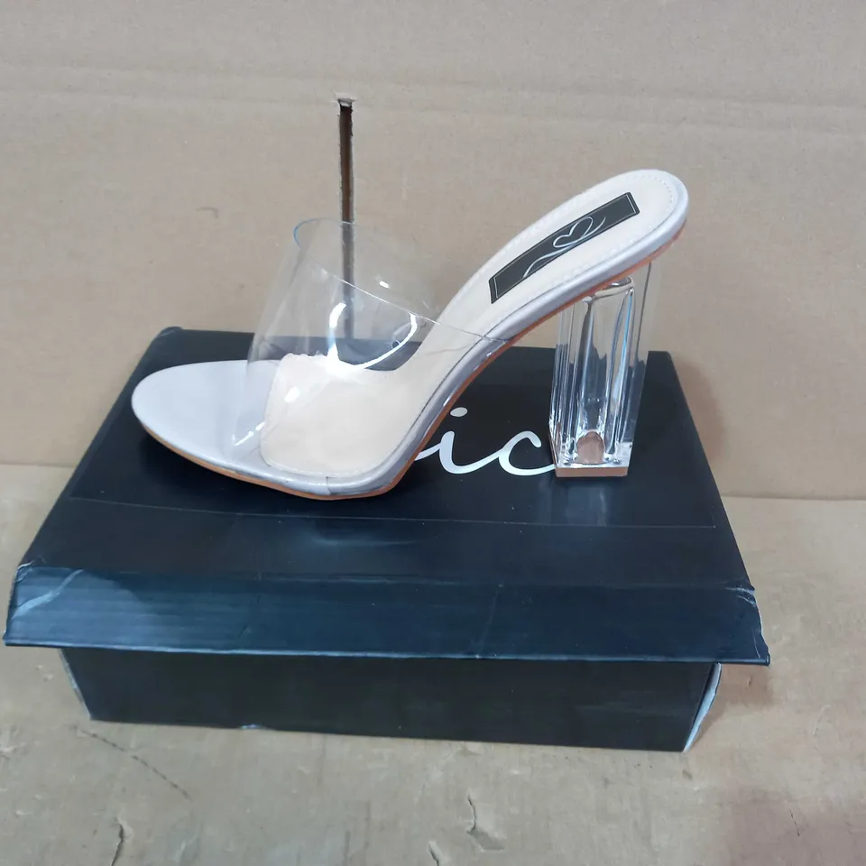 BOXED PAIR OF CHIC HEELS IN NUDE COLOUR UK SIZE 7