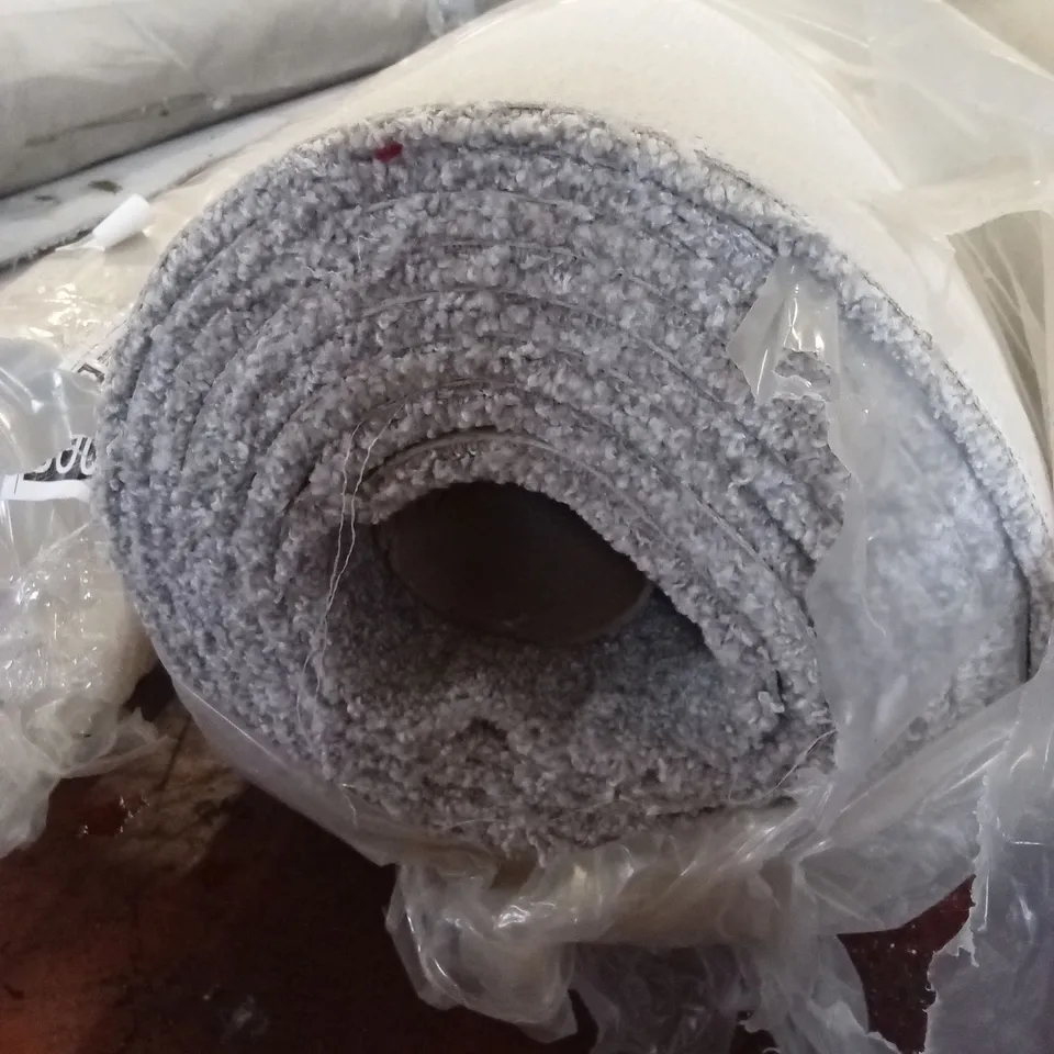 ROLL OF QUALITY SEATTLE CARPET // APPROX SIZE: 4 x 5.6m