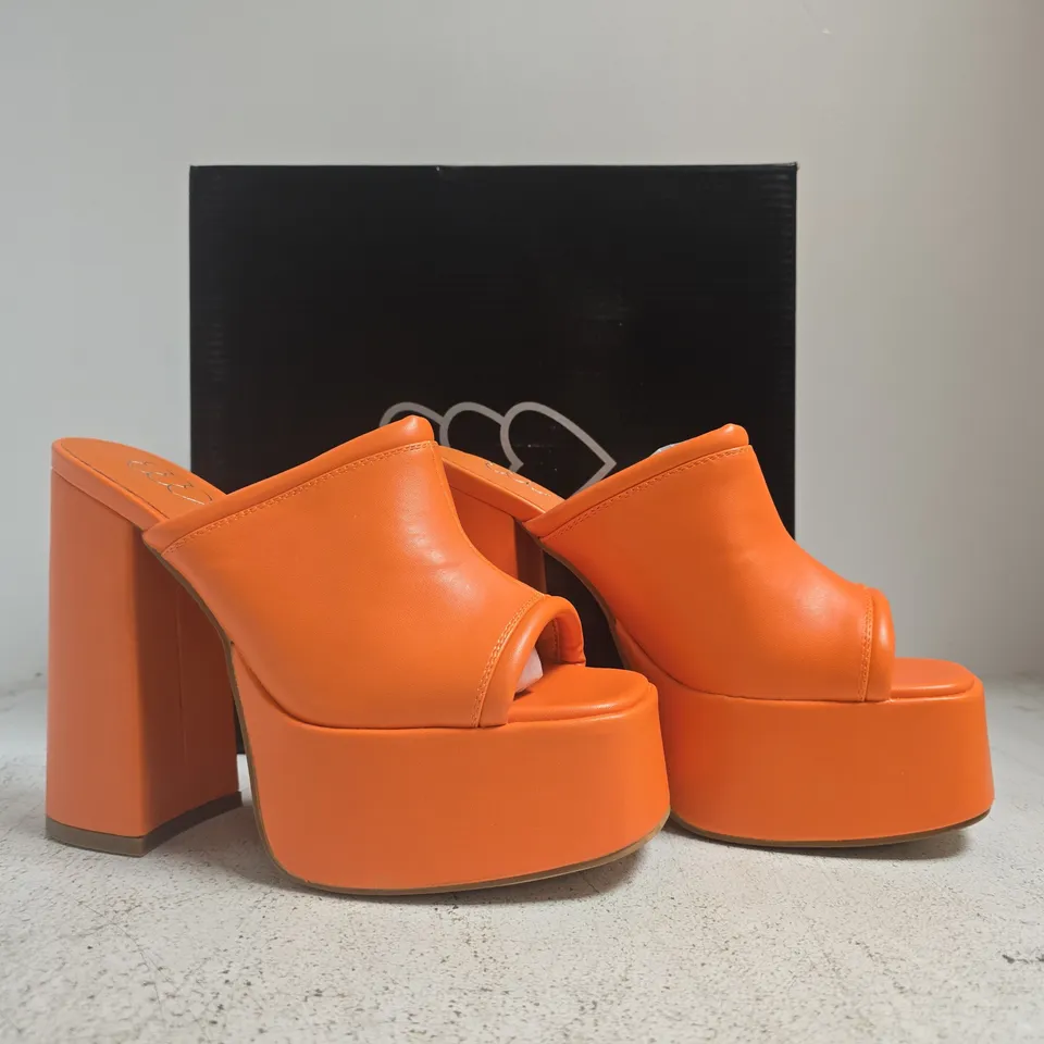 BOXED PAIR OF BLOCK HEEL PEEP TOE PLATFORM SANDALS IN ORANGE SIZE 7