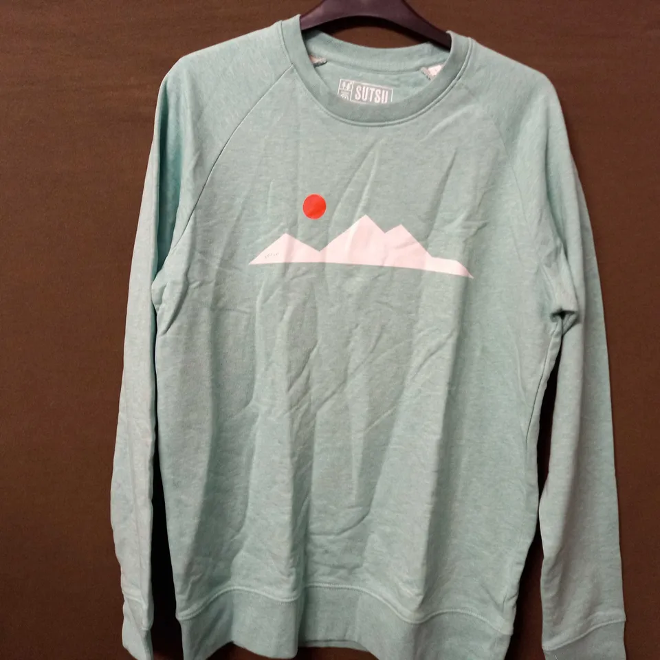 SUTSU LOGO SWEATER IN LIGHT BLUE - EU LARGE