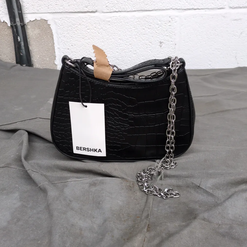 BERSHKA BLACK CROC-EFFECT HANDBAG WITH CHAIN STRAP – ONE SIZE 