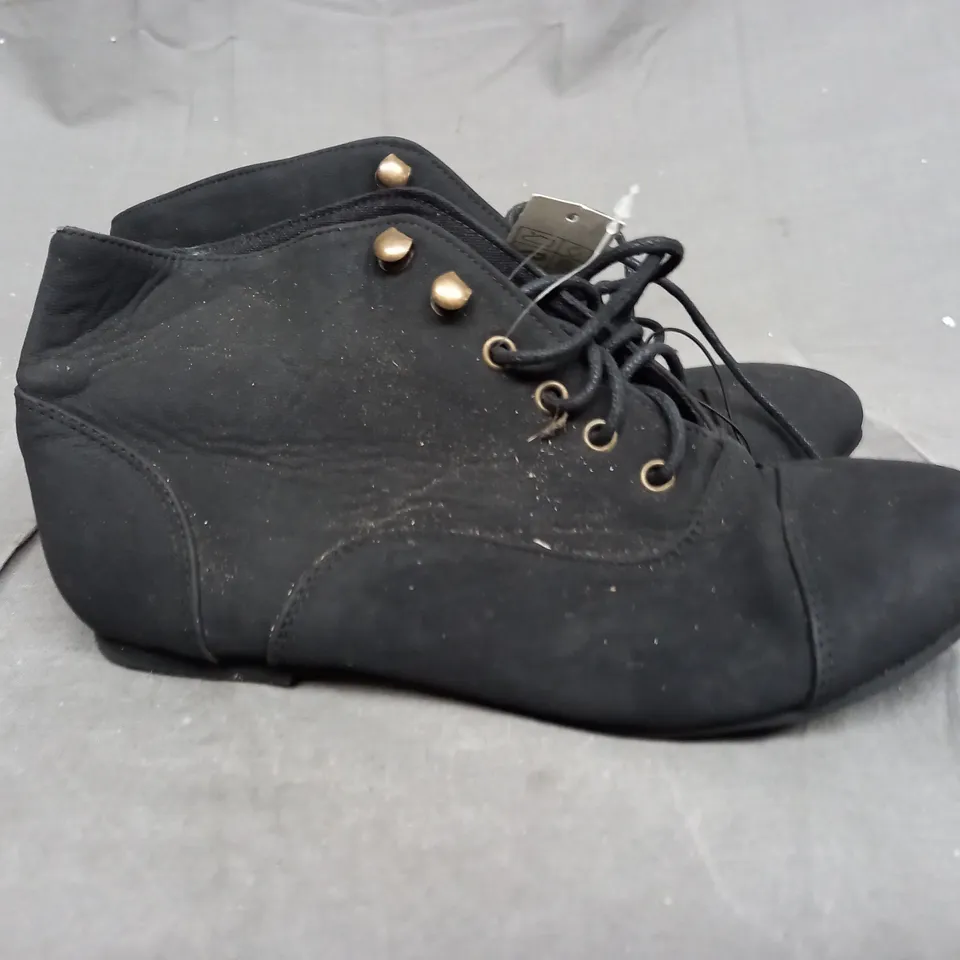 A BOX OF APPROXIMATELY 10 BOOTS. ALL BLACK - VARIOUS SIZES 