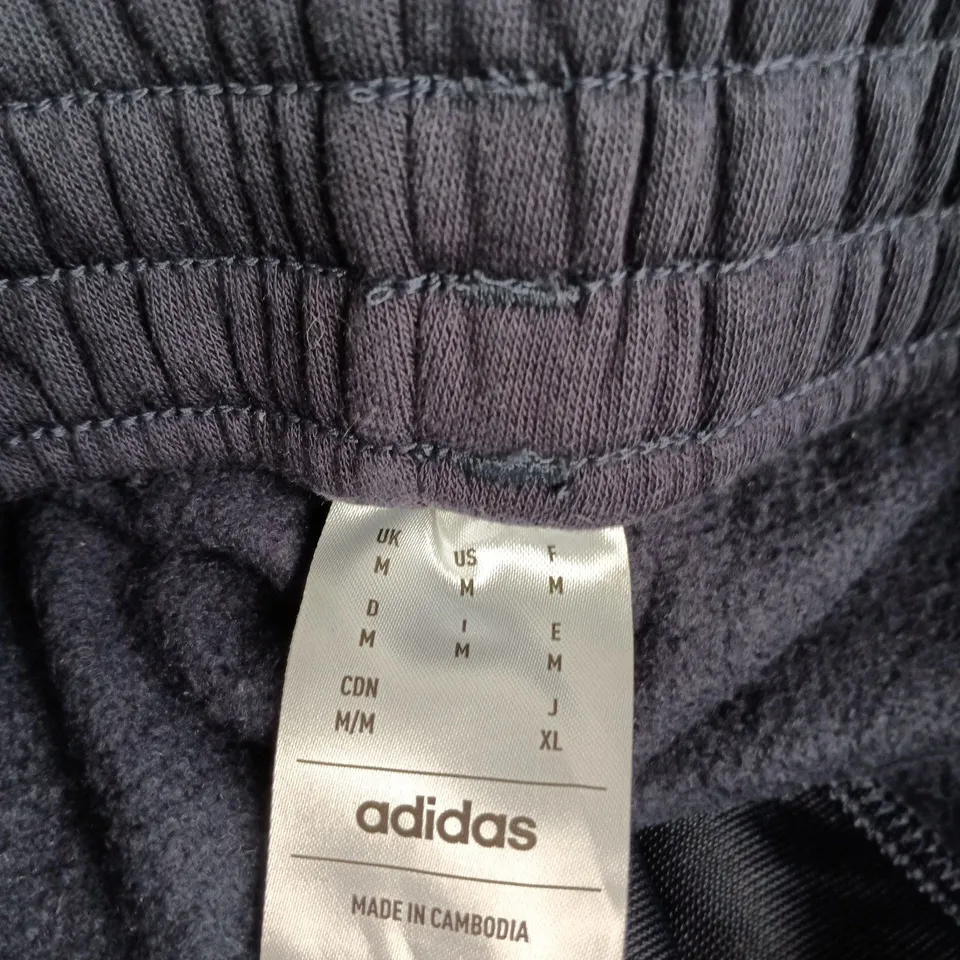 ADIDAS NAVY TRACK PANTS – UK M (US M)