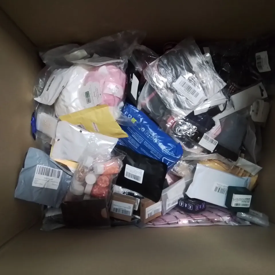 BOX CONTAINING LARGE AMOUNT OF MIXED FASHION ITEMS, CLOTHING, COSTUME/DRESS UP JEWELLERY ETC.