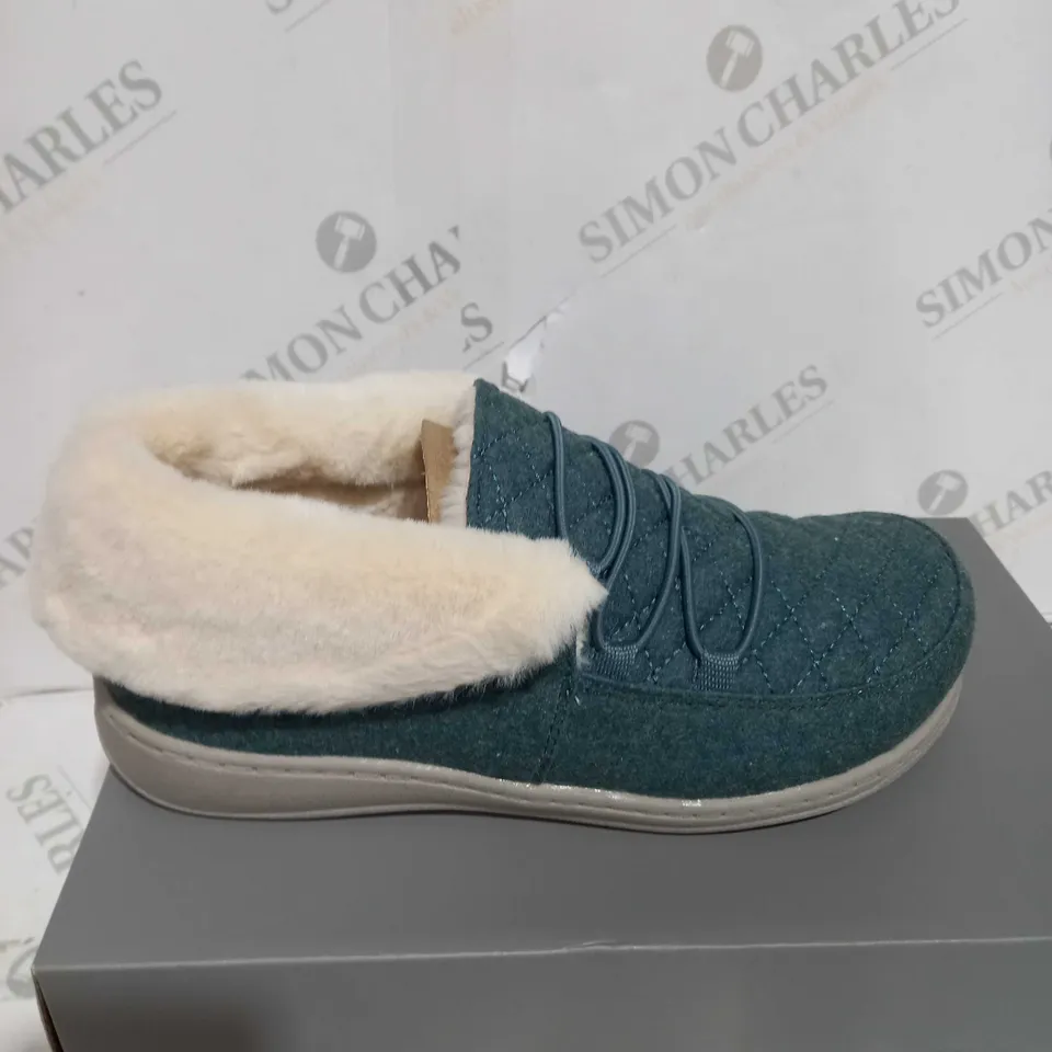 BOXED PAIR OF VIONIC BELIEVE SLIPPERS IN MINERAL SIZE 5