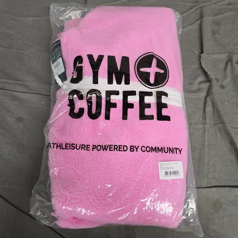 BAGGED GYM+COFFEE INDUSTRY FLEECE HALF ZIP – COTTON CANDY PINK – SIZE L