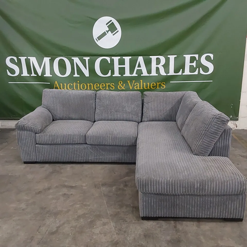 DESIGNER CORNER SOFA UPHOLSTERED IN GREY FABRIC 