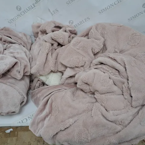 COZEE HOME JACQUARD SPOT AND VELVETSOFT 4 PIECE DUVET SET IN PINK/YELLOW