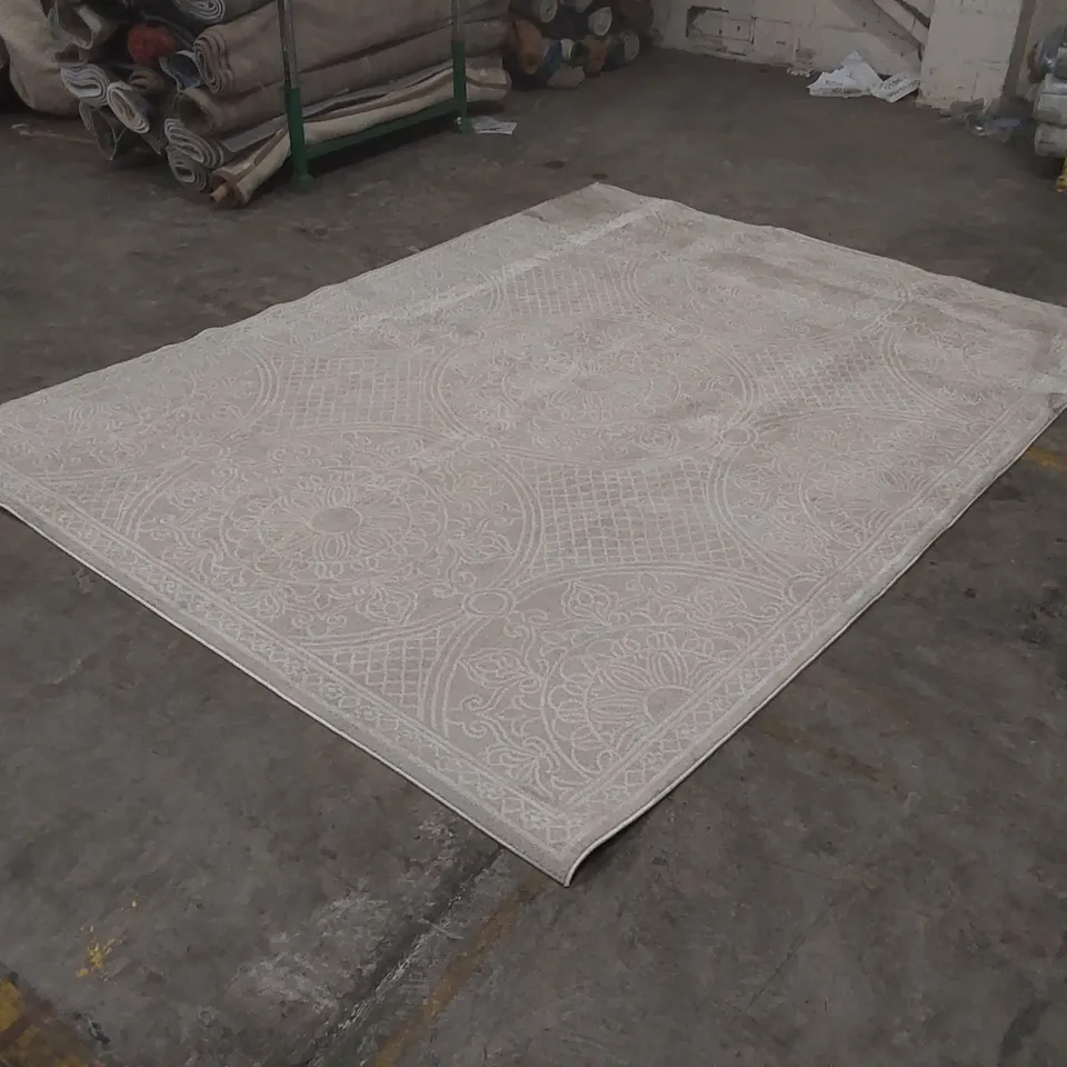 QUALITY DESIGNER PATTERNED RUG - APPROXIMATELY 318 x 242cm