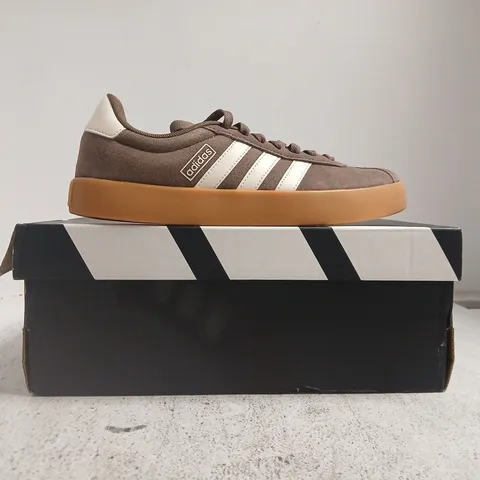 BOXED PAIR OF ADIDAS VL COURT 3.0 TRAINERS IN BROWN/WHITE SIZE UK 6
