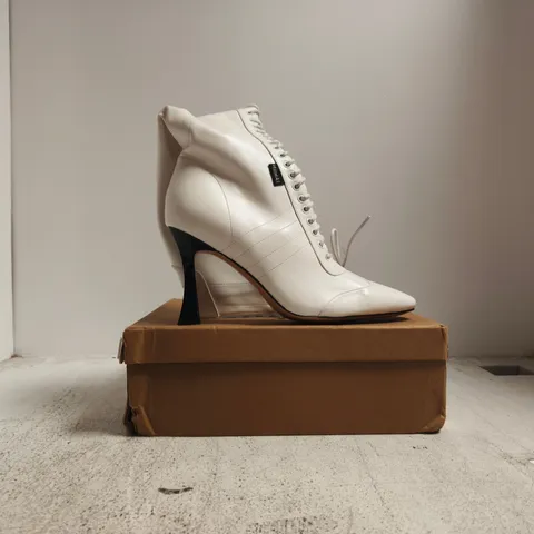 BOXED PAIR OF NIIHAI HEELED KNEE-HIGH BOXER BOOTS IN WHITE SIZE EU 41