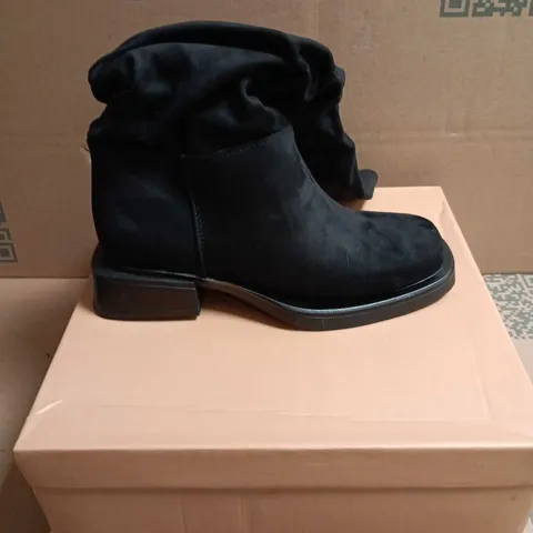 BOXED PAIR OF SIMMI LONDON BLACK SUEDE ANKLE BOOTS β UK 5