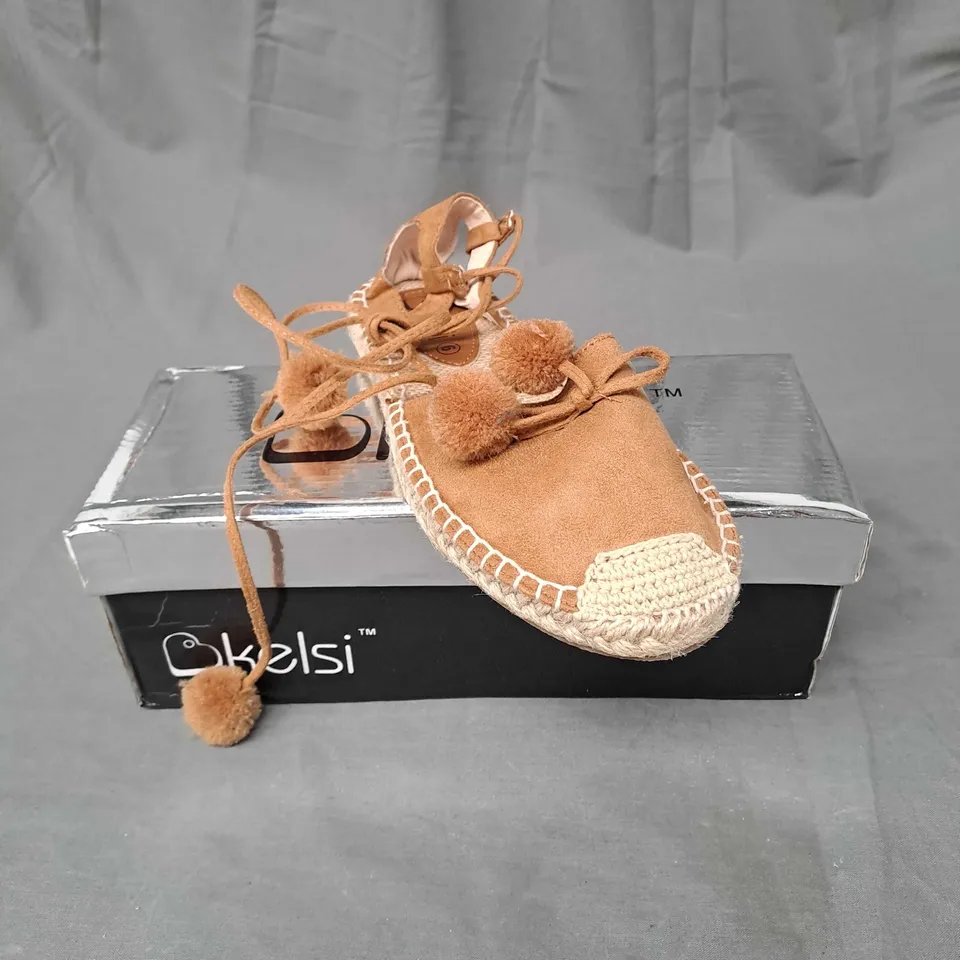 BOX OF APPROXIMATELY 10 PAIRS OF KELSI CLOSED TOE SANDALS IN CAMEL - VARIOUS SIZES 