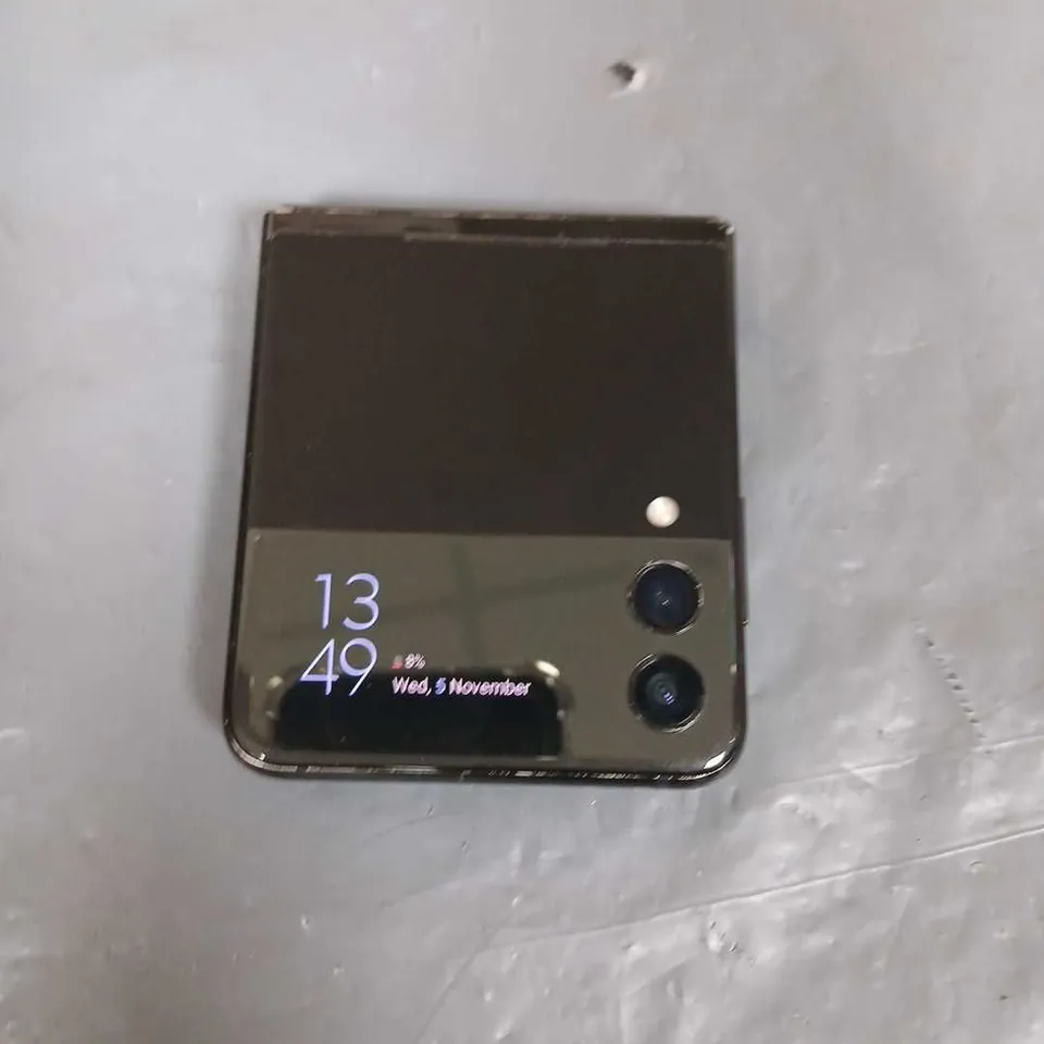 SAMSUNG GALAXY Z FLIP3 5G SM-F711B – BLACK/BRONZE (USED)