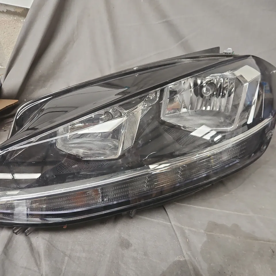 CAR HEADLIGHT ASSEMBLY – DARK HOUSING WITH CLEAR LENS FOR VW 